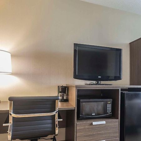 לוויס Comfort Inn מראה חיצוני תמונה
