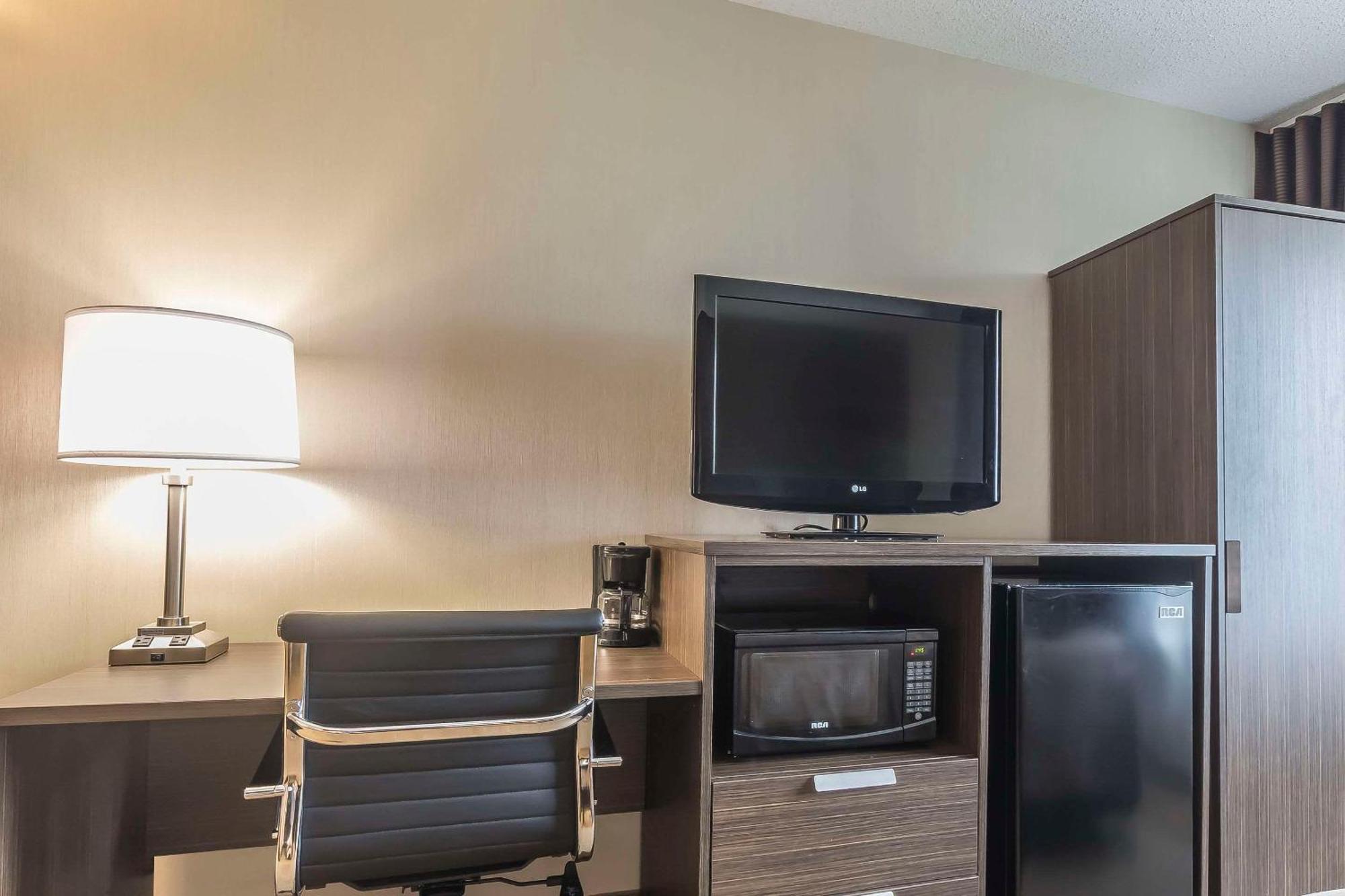 לוויס Comfort Inn מראה חיצוני תמונה