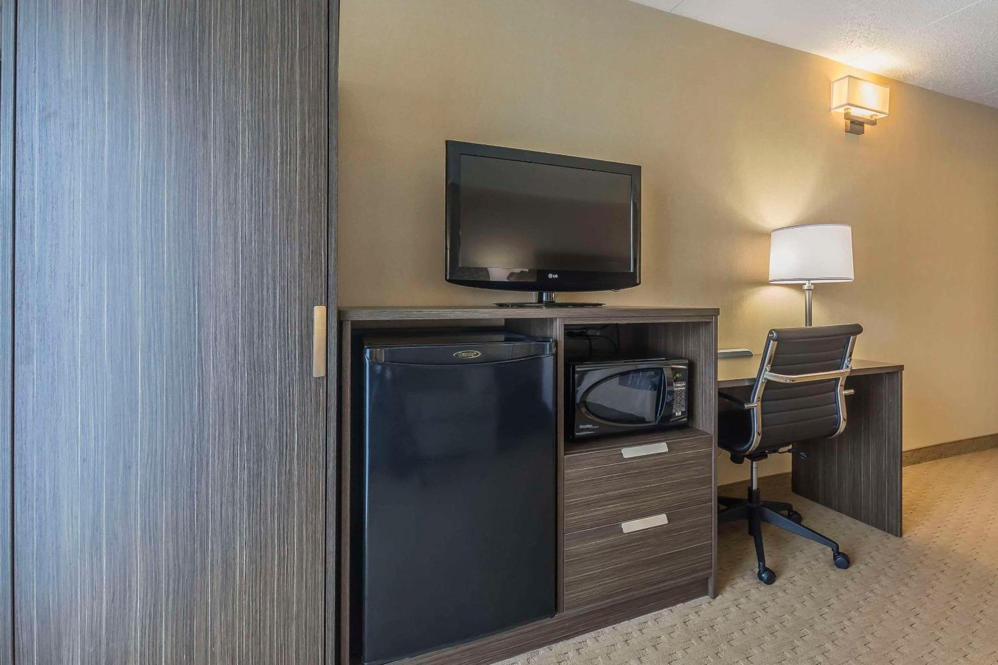 לוויס Comfort Inn מראה חיצוני תמונה